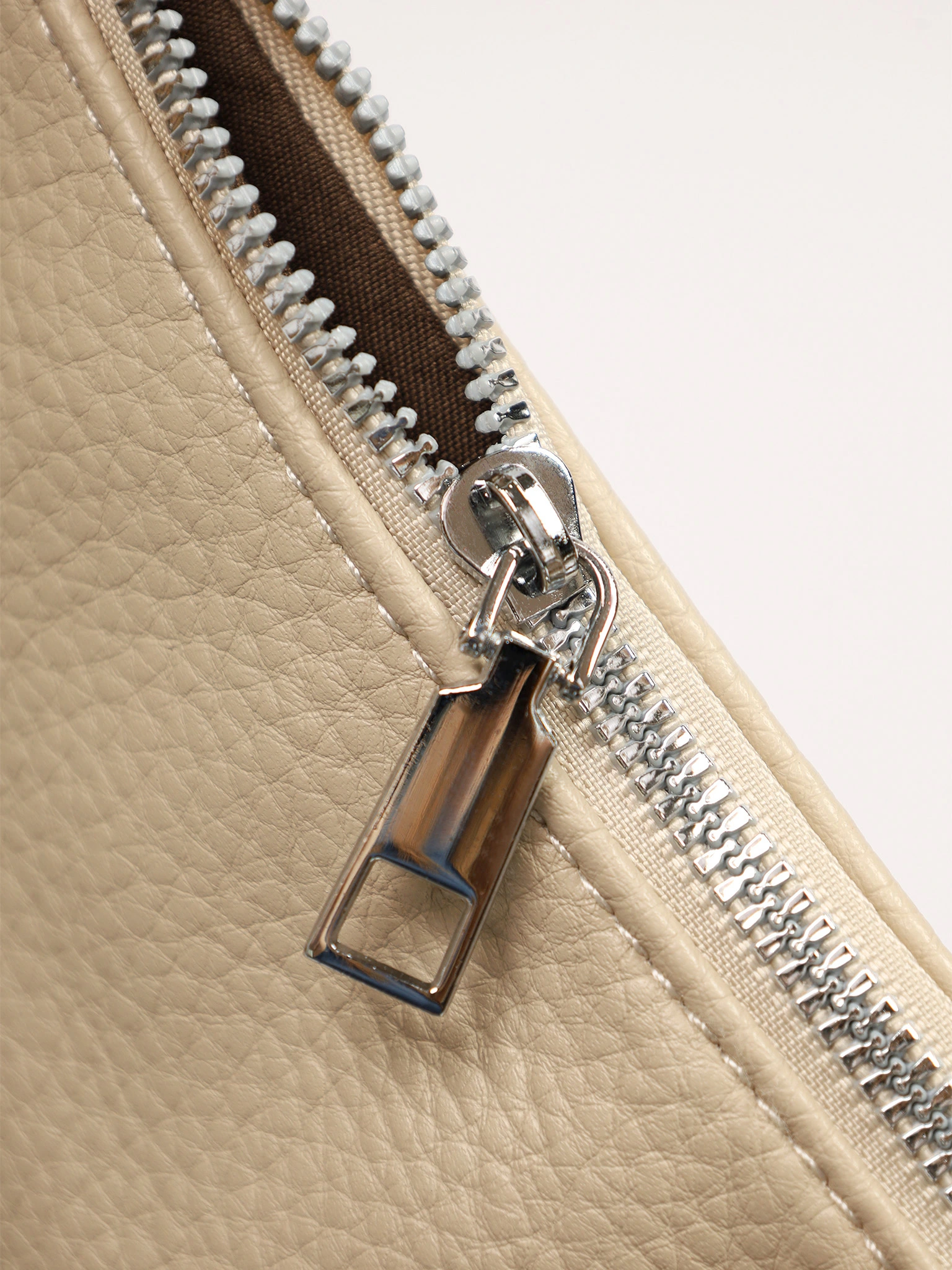 Сумка-шоппер с плетеными ремешками по бокам в ассортименте